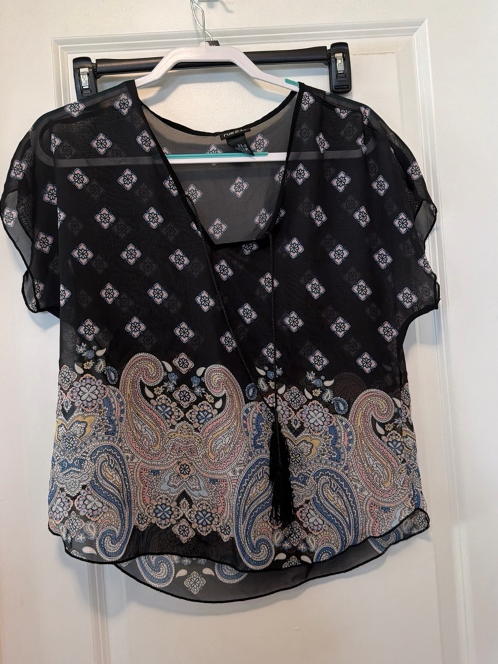 Rue21 Black Paisley Border Print Short Sleeve Blouse